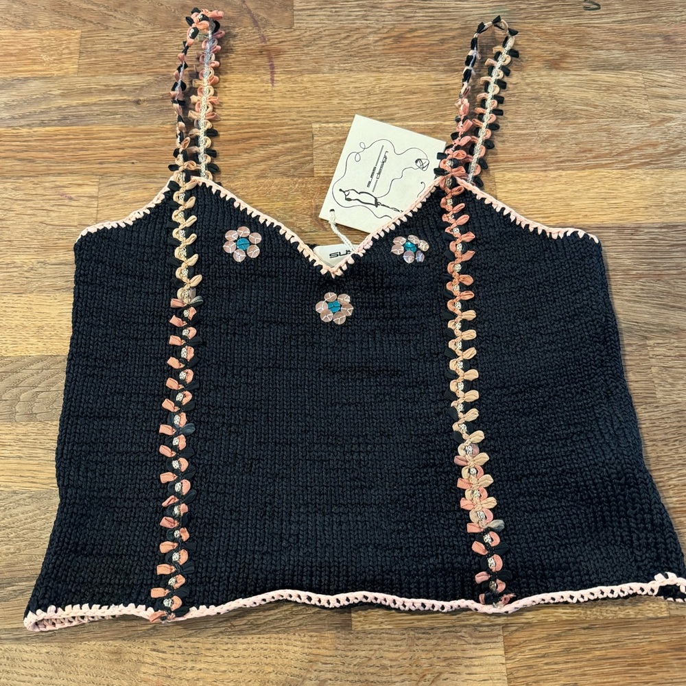 Amazing Suss Design knit top. NWT. Perfect for summer size Adult 2